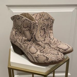Snakeskin western shoe